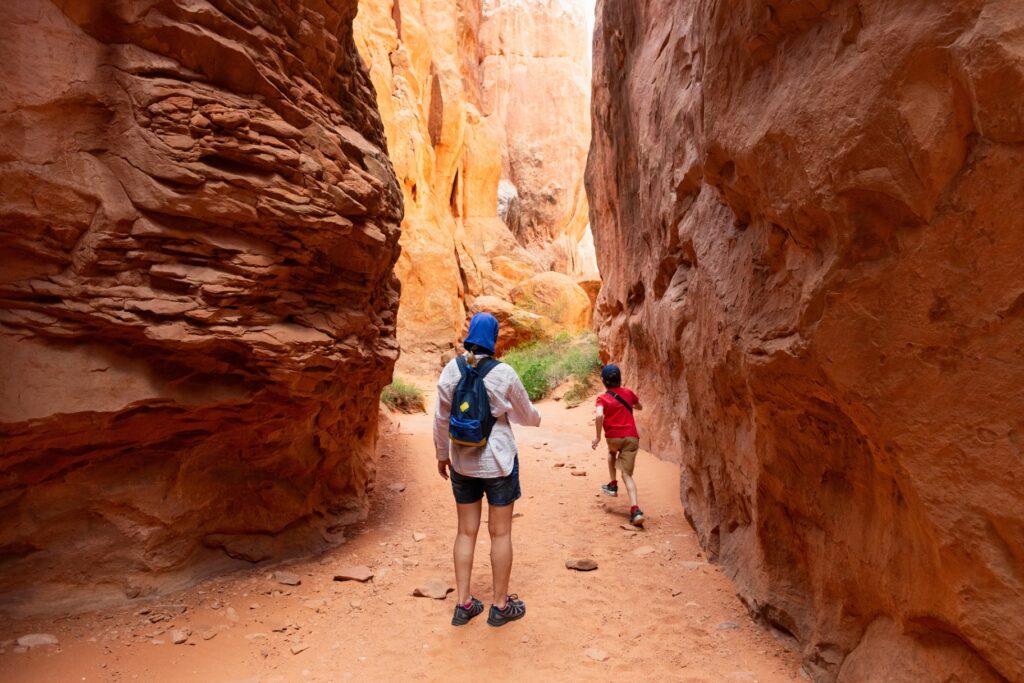 Family hiking Oa EVQtD
