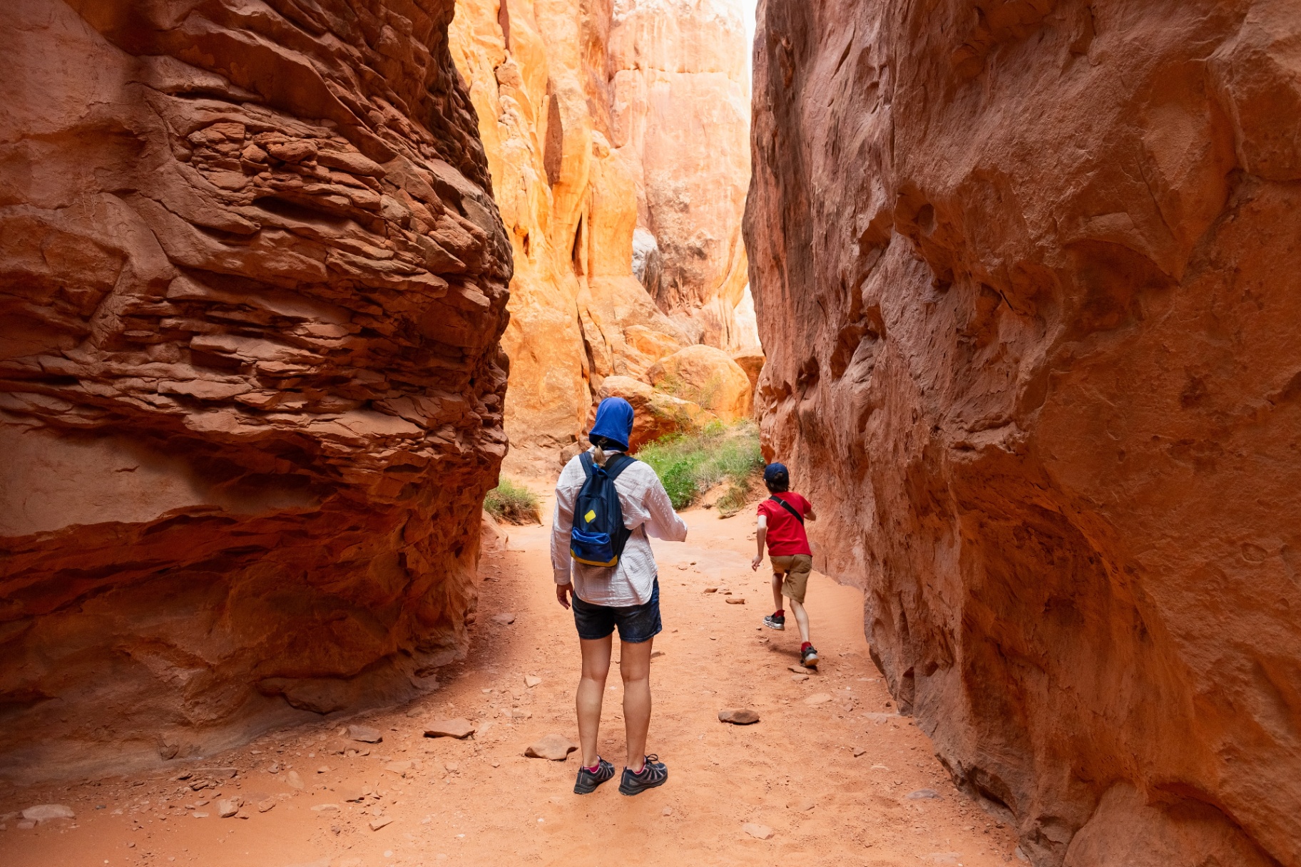 Family hiking Oa EVQtD